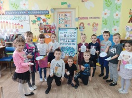 31 января познакомились с гжельской росписью,полюбовались сине-бело-голубым сказочным узорами. Расписали доски, тарелки и ложки