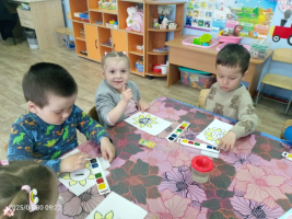 День подсолнуха отметили нетрадиционным рисованием этого солнечного цветка